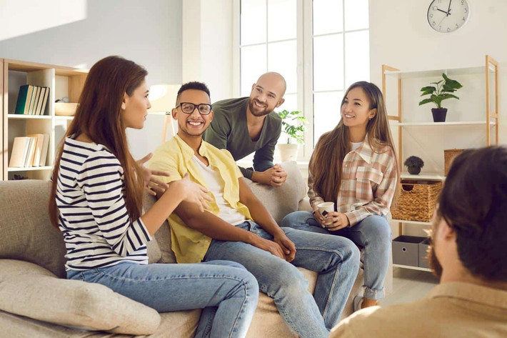 Chi tiền cho các mối quan hệ xã hội: Tuổi tác của một người không chỉ thể hiện qua năm tháng mà còn được thể hiện ở mối quan hệ của người đó. Trong cuộc sống này, ai cũng có bạn bè, từ những người thân thiết đến bạn bè xã giao.