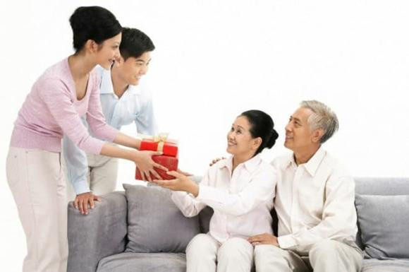 Chi tiền cho cha mẹ là lẽ thường tình và tự nhiên mà các bậc con cái nên làm. Dù bạn có đang nợ nần hay nghèo khó, đừng bao giờ chần chừ việc báo hiếu, cũng không nên tính toán chi li từng đồng từng hào rằng đã chi cho cha mẹ bao nhiêu tiền.