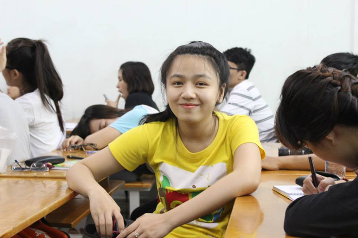 Được biết Huyền L. đang là nữ sinh trường Đại học HUTECH. Cô bạn cho biết, bức ảnh hóa trang Kenny Sang xuất phát từ một ý tưởng khá bất ngờ khi cô kẻ lông mày và vô tình phát hiện rằng thấy nó khá giống với anh chàng tai tiếng Kenny Sang.
