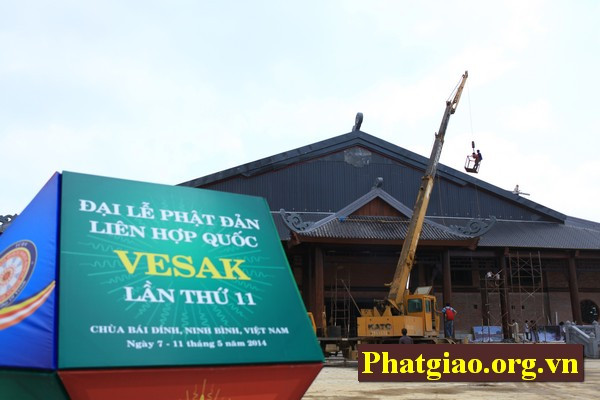 Hội trường chính đã đi vào giai đoạn hoàn thành và trang trí, sự nỗ lực không biết mệt mỏi của hàng trăm công nhân nơi đây đang hướng về ngày Khai mạc Đại lễ Phật đản Vesak LHQ 2014, những công đoạn cuối cùng đang khẩn trương hoàn thành.