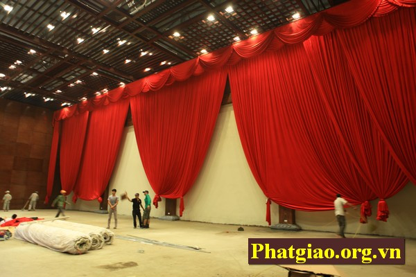 Phía trên khán đài là phần trang trí cũng đang được hàng chục công nhân lau dọn và căn chỉnh phông bạt...