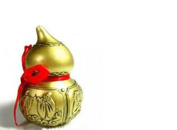 Bình hồ lô: Hình dáng của quả hồ lô, nối bằng một đoạn eo, nửa trên tượng trưng cho thiên đường, nửa dưới là trái đất, tượng trưng cho trời đất thống nhất trong một thể thu nhỏ. Bình hồ lô hay một nậm đựng rượu là biểu tượng đầy quyền năng của cuộc sống trường thọ, may mắn và dào dạt phước lành. Tương truyền bầu rượu hay bình hồ lô của ông Thọ chứa rượu trường sinh bất tử.
