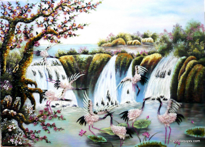 Cũng vì loài "chim tiên" này biểu tượng cho tính trường tồn, hạnh phúc và những chuyến "bay" suôn sẻ. Người ta trưng biểu tượng con hạc ở trong nhà và ngoài vườn để kích hoạt sự giao thoa đồng điệu của hạnh phúc và tính hài hoà. Nếu đặt một bức tượng hạc nhỏ hoặc treo tranh hạc ở phía Nam thì con hạc đó sinh sôi nhiều cơ hội tốt. Nếu ở phía Tây thì nó mang vận may cho con trẻ nhà gia chủ. Phía Đông thì hạc chở khí tốt có lợi cho con trai và cháu trai. Và nếu nằm ở phía Tây Bắc, nó kích hoạt sự trường tồn cho cả dòng tộc nhà gia chủ, đặc biệt là tuổi thọ của tộc trưởng.