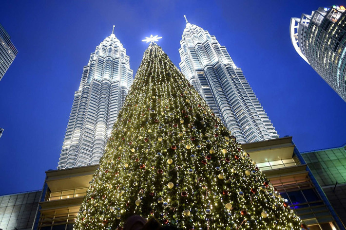 Trong nhiều năm, Tháp đôi Petronas ở Kuala Lumpur (Malaysia), từng được mệnh danh là tòa nhà cao nhất thế giới (452 mét ). Do đó, cây thông Noel khổng lồ đứng dưới chân tòa tháp này vào tháng 12 hàng năm để chào mừng Giáng sinh đã trở thành biểu tượng của các tòa nhà cao tầng trong thời gian dài.