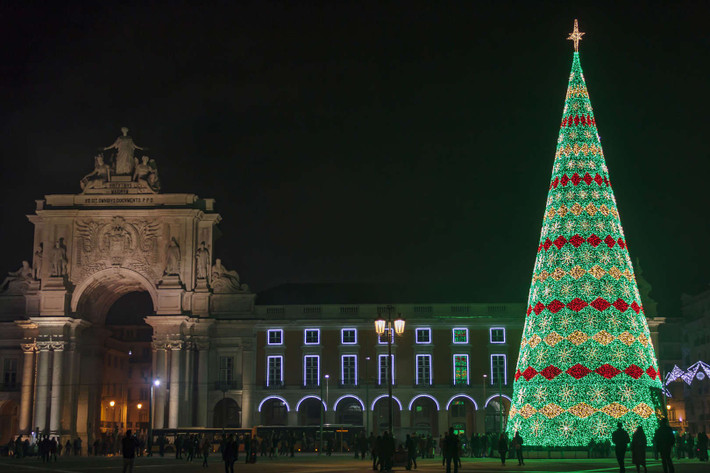 Đến một trong những quảng trường nổi tiếng nhất của Lisbon, Comercio (Portugal), đóng vai trò là cửa ngõ vào thành phố, bạn sẽ bắt gặp cây Giáng sinh nhân tạo vô cùng ngoạn mục - được coi là cao nhất ở châu Âu với chiều cao 76 mét - đã được đưa vào Kỷ lục Guinness Thế giới.