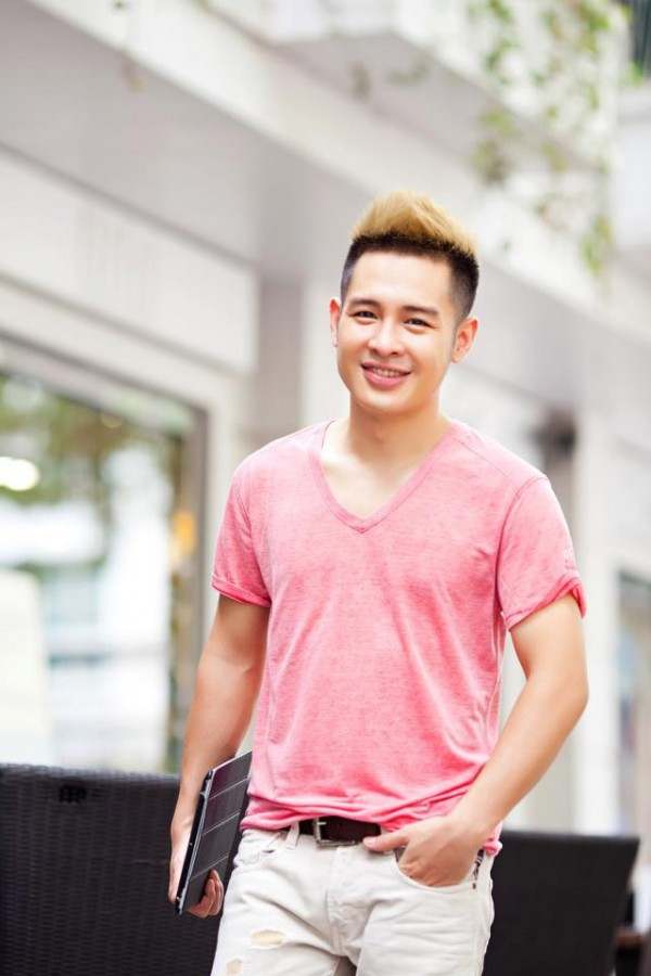Gặt hái được thành công khá nhanh chóng, Hoàng Hải đột nhiên vắng bóng. Năm 2013, anh bất ngờ "tái xuất" khi bị tố lừa tình, tiền.