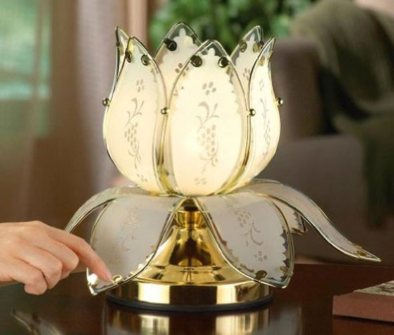 6. Cải thiện tình hình tài chính từ nhiều nguồn thu bằng ánh sáng: Ánh sáng có thể giúp bạn cải thiện tình hình tài chính, nhất là các dự án, công việc bấy lâu bế tắc. Dùng đèn hoặc nến thắp sáng hướng Đông Nam hoặc hướng Nam để khai thông và trợ vận tài lộc.