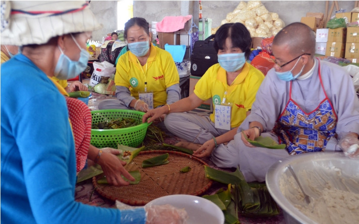 Tình nguyện viên, tăng ni, phật tử làm việc thâu đêm để chuẩn bị các món ăn phục vụ du khách.