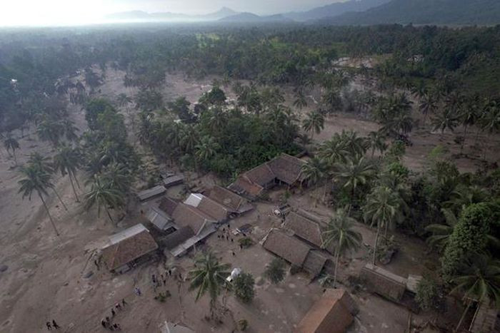 Nhà cửa bị bao phủ bởi tro núi lửa sau khi núi lửa Semeru phun trào ở Làng Sumber Wuluh, Lumajang, tỉnh Đông Java. Ảnh: Antara Foto / Muhammad Sidkin Ali / Reuters.
