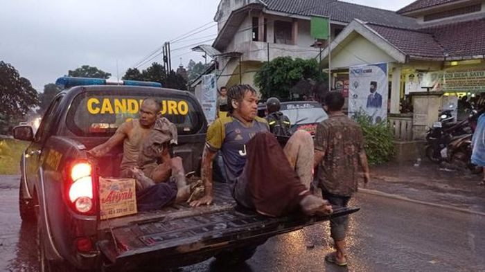 Hôm 5/12, Cơ quan Giảm nhẹ thiên tai Quốc gia Indonesia (BNPB) cho biết, số người thiệt mạng do thảm họa núi lửa Semeru, tỉnh Đông Java đã lên đến 13 người. 98 người khác bị thương đang được điều trị tại các bệnh viện, gồm 2 phụ nữ mang thai, chủ yếu bị bỏng do tro nóng. Bảy người được cho vẫn còn mất tích. Cư dân sơ tán sau khi núi lửa Semeru ở đông Java đột ngột phun trào. Ảnh: Antara Foto/ Muhammad Sidkin Ali/ Reuters.