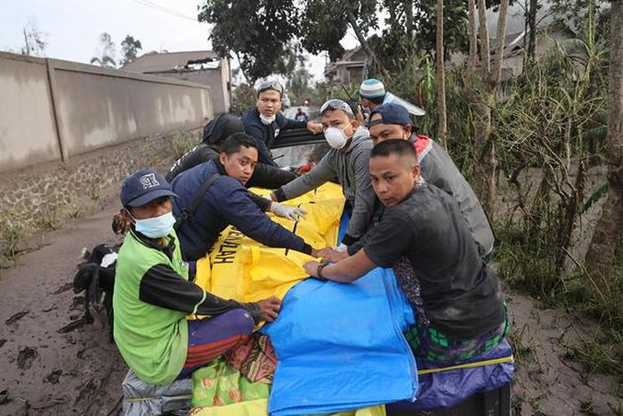 Lực lượng cứu hộ Indonesia sơ tán cư dân sinh sống gần núi Semeru. Ảnh Trisnadi / AP.