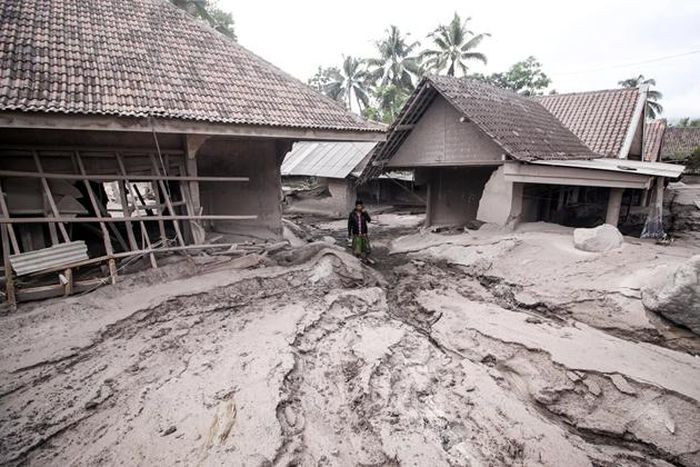 Những khu dân cư hoang tàn sau khi núi lửa Semeru phun trào. Ảnh: Umarul Faruq / Antara Foto /Reuters.
