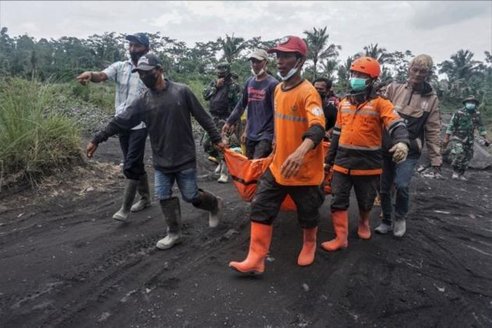 Người đứng đầu Trung tâm khảo sát địa chất, Eko Budi Lelono, cho biết, một đợt mưa dông liên tiếp nhiều ngày đã làm sập mái vòm dung nham trên đỉnh núi Semeru cao 3.676 m và kích hoạt vụ phun trào. Ảnh: Thi thể một nạn nhân do tro nóng núi lửa Semeru. Ảnh: Ammar / EPA-EFE.
