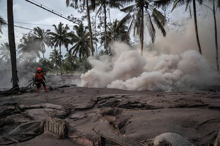 Dung nham và khí nóng tàn phá làng mạc và cây cối. Ảnh: Juni Kriswanto / AFP.