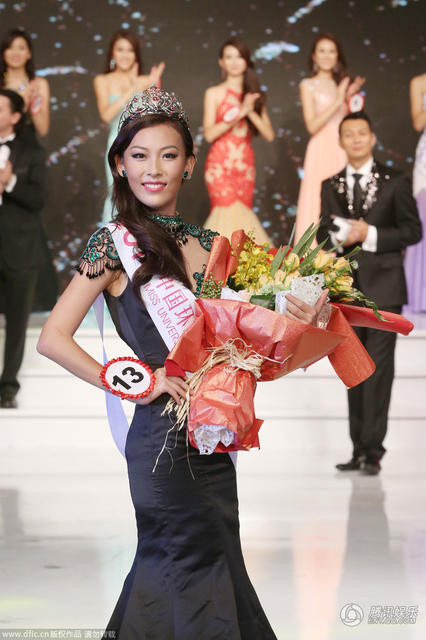 Hứa Nãi Thanh - Hoa khôi Hoàn vũ Trung Quốc 2014 mới đăng quang hồi tháng 9 vừa qua nhưng không lâu sau đó cô đã bất ngờ từ bỏ vương miện.