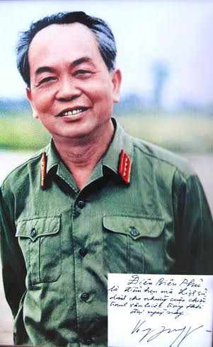 Triễn lãm do Tạp chí Nhiếp ảnh phối hợp với Trung tâm Ảnh Thông tấn xã Việt Nam và Hội Cựu chiến binh Thông tấn xã Việt Nam tổ chức. Triển lãm gồm 60 bức ảnh được đặt dọc theo tuyến đường lên viếng mộ Đại tướng, kéo dài khoảng 50m. Ảnh: Chân dung về bác, người anh cả của Quân đội nhân dân Việt Nam.