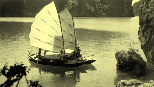 Triển lãm ảnh xưa về kỳ quan thế giới vịnh Hạ Long nằm trong chương trình “Men say Ha Long”, một trong những hoạt động nằm trong tuần lễ Carnaval Hạ Long. Triển lãm sẽ khai mạc vào 10h sáng ngày 30/4 tại gian hàng trưng bày Vang Đà Lạt nằm trong khuôn khổ Hội chợ triển lãm thương mại du lịch Hạ Long Carnaval 2014 (Cung văn hóa thiếu nhi Quảng Ninh, phường Bạch Đằng, Tp Quảng Ninh).