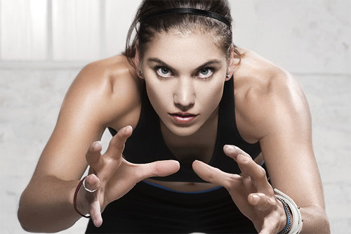 Hope Solo, SN 30/7/1981, hiện là thủ môn đội tuyển bóng đá nữ quốc gia Mỹ. Cô bắt đầu sự nghiệp quốc tế từ năm 2000. Năm 2004, Solo có mặt trong đội tuyển Olympic Mỹ và là thủ môn số 1 của đội vào năm 2005.