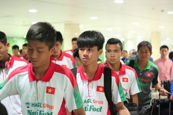 Thứ hai, các cầu thủ Công Phượng, Tuấn Anh, Xuân Trường năm nay đã qua tuổi 19, vừa được chuyển lên U21 nên đã không còn nằm trong tiêu chí tuyển chọn, đánh giá của The Guardian. Còn về lối chơi, hiệu quả, Thanh Hậu từ lâu đã được xem là một "vũ khí bí mật" của U19 Việt Nam.