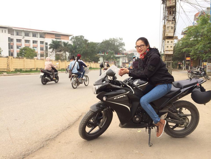 Là người mê xe từ nhỏ nên Hạnh Nguyên đã từng thử sức với rất nhiều loại xe phân khối lớn. Hiện tại thì cô đang sử dụng chiếc Ducati Monster được sơn màu hồng rất ấn tượng và cá tính.