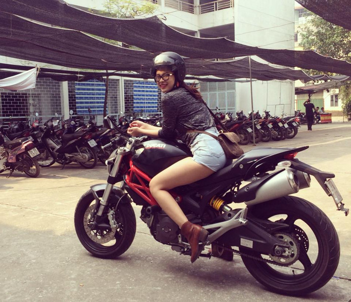 Theo tìm hiểu, cô nàng trong ảnh là Hạnh Nguyên, sở hữu chiếc xe Ducati Monster - mẫu xe phân khối lớn được mệnh danh là "quái vật" với dáng vẻ rất ngầu.