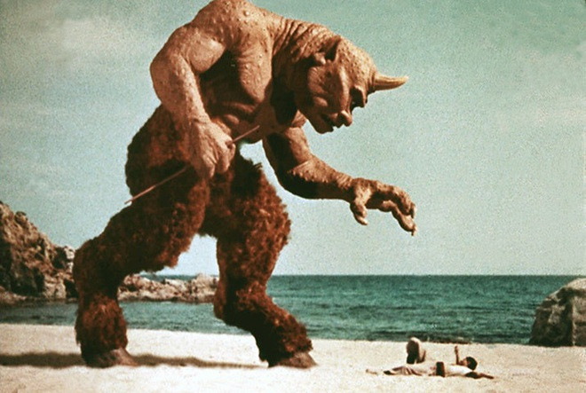 Nhấn để phóng to ảnh Cyclops. Cyclops là quái vật thần thoại nổi tiếng với khuôn mặt chỉ có một mắt. Mang hình dáng của loài tinh tinh khổng lồ, đầy lông lá, Cyclops được xem là những kẻ chuyên làm vũ khí cho thần Zeus, giúp thần lật đổ sự cai trị của Cronus - một trong 12 vị thần khổng lồ Titan. Trên thực tế, Cyclops còn sản xuất nhiều vũ khí cho các vị thần khác như cây đinh ba của thần biển Poseidon, cung thần của nữ thần Artemis và chiếc mũ bóng đêm của thần Hades.