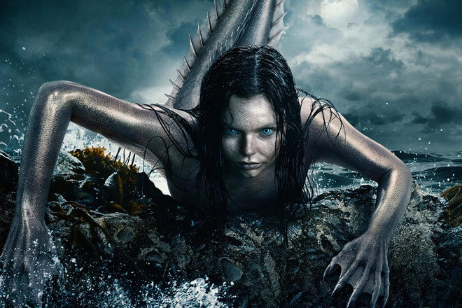 Nhấn để phóng to ảnh Người cá Siren. Truyền thuyết kể rằng, người cá Siren là những sinh vật mang thân hình nửa người nửa chim và có giọng ca hết sức tuyệt vời. Một lần, nữ thần Hera tổ chức một cuộc thi hát giữa những người cá Siren và 9 nữ thần Muses - những nữ thần âm nhạc là con của thần Zeus và thần trí tuệ Mnemosyne. Không may là các mỹ nhân ngư Siren đã thua cuộc và lông vũ của họ đã bị các thần Muses vặt sạch để làm áo như một chiến lợi phẩm. Không còn lông vũ, các Siren không bay được nữa và phần dưới dần dần biến thành đuôi cá. Tương truyền, nếu người thủy thủ từ chối tình yêu của Siren, họ sẽ gặp vận rủi rất nguy hiểm. Khi Siren bị đả thương thì cả phi hành đoàn cũng sẽ gặp hàng loạt chuyện không may mắn. Tuy nhiên, người cá vẫn được xem là loài sinh vật hiền hòa trong huyền thoại và tự nhiên.