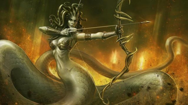 Nhấn để phóng to ảnh Medusa. Trong thần thoại Hy Lạp, Medusa là một con quỷ vô cùng hung dữ. Theo truyền thuyết, trước kia Medusa đã từng là một người phụ nữ xinh đẹp, có mái tóc bồng bềnh cực kì quyến rũ. Vì thế Medusa đã tự mãn cho rằng mình còn đẹp hơn nữ thần Athena. Sắc đẹp của Medusa đã thu hút Poseidon. Khi Poseidon theo đuổi, Medusa đã chạy đến đền thờ Athena và nghĩ rằng ở đây, cô sẽ được nữ thần bảo vệ. Nhưng dù cô có cầu xin Athena thì Medusa vẫn không thể thoát khỏi tay Poseidon. Sau đó, Athena biến nàng Medusa thành nữ quỷ có khả năng hóa đá bất cứ ai nhìn vào đôi mắt chết người đó, biến mái tóc tuyệt đẹp của nàng thành thân rắn, tay của Medusa làm bằng đồng, móng sắc hơn dao. Từ đó, Medusa trở thành nữ quỷ khủng khiếp, chẳng ai còn dám đến gần.