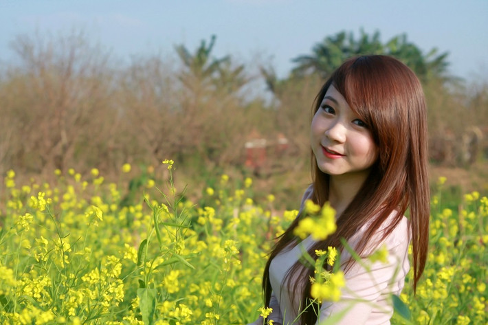 Nhiều bạn gái xinh đẹp cũng chọn vườn cải để làm nền khoe sắc.