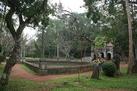 Hồ bán nguyệt nhìn bao quát.