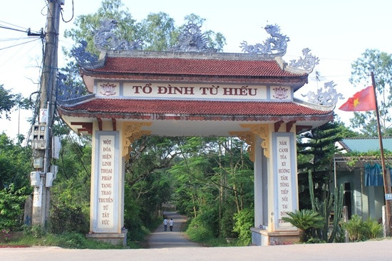 Chùa Huế là một phần trong những nét kiến trúc của cố đô xưa và việc đi lễ chùa cũng là một trong những nét văn hóa của đời sống tinh thần của người dân nơi đây. Tuy đất không rộng, người không đông nhưng với hơn 400 ngôi chùa đã khiến TP Huế trở thành một trong những trung tâm Phật giáo lớn của cả nước. Trong đó có một ngôi chùa cổ nổi tiếng lâu đời đó là chùa Từ Hiếu. Ảnh: Cổng chùa Từ Hiếu.