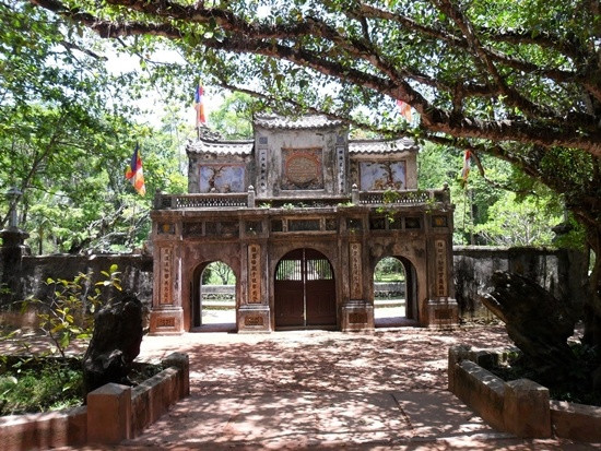 Theo thời gian, mặc dù đã bị tàn phá nhiều nhưng nhìn chung, kiến trúc tổng thể của ngôi chùa hầu như vẫn còn nguyên vẹn với cổng chùa, sân vườn, chính điện và hậu điện. Người dân Huế thường tìm đến ngôi chùa này để tìm thấy sự thanh thản trong cõi lòng, xua tan những lo âu, phiền muộn của cuộc sống phàm tục. Ảnh: Cổng tam quan.