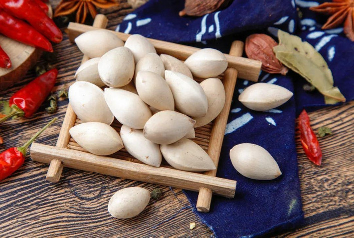 Lá bạch quả còn tượng trưng cho sự sinh sôi và thịnh vượng. Cây bạch quả có số lượng lá nhiều và thường xuất hiện thành từng nhóm cây, hàm ý gia đình đoàn tụ và thịnh vượng. Lá bạch quả có thể tặng cho bạn bè hoặc người lớn tuổi. sẽ được hạnh phúc.