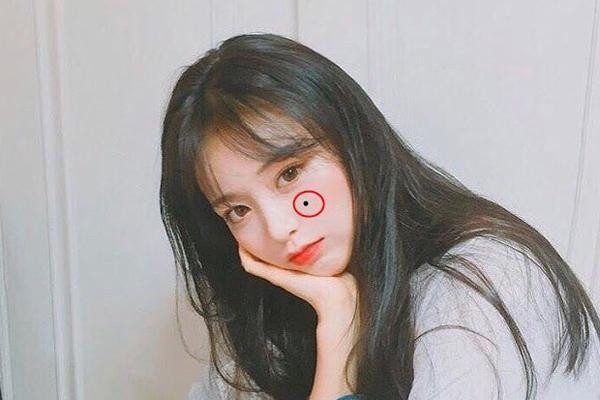 Những người như vậy có mối quan hệ cá nhân tốt và cực kỳ nổi tiếng trong các tình huống xã hội. Tuy nhiên, nếu màu sắc của nốt ruồi xỉn màu thì đó không phải là nốt ruồi tốt. Ngoài việc tượng trưng cho sự mất quyền lực, nó còn sẽ gặp khó khăn trong các mối quan hệ và cuộc sống, dễ bị người khác hiểu lầm, làm tổn thương, hoặc vu khống thông qua tin đồn.
