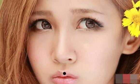 2. Có nốt ruồi ở môi trên: Nốt ruồi ở môi trên là điềm báo may mắn về mặt tướng số và được gọi là “nốt ruồi ăn uống”. Nó có ý nghĩa rằng bạn sẽ không phải lo lắng về chuyện ăn uống trong suốt cuộc đời. Ngoài việc thường xuyên được mời đi ăn tối, bạn còn là người có công.