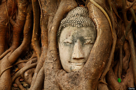 Tượng đầu Phật trong gốc cây ở chùa Wat Phra Mahathat, Thái Lan. Năm 1374 sau công nguyên, nơi đây là một tu viện Phật giáo tấp nập người qua lại. Tuy nhiên, ngày nay, khu di tích ở cố đô Ayutthaya chỉ còn là tàn tích, là nơi qua lại của các du khách.