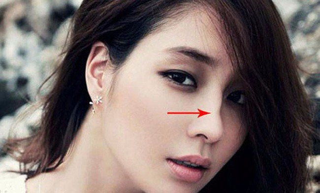 Bởi đây là nét tướng của người phụ nữ không thật thà, đôi khi không tự làm chủ được hành vi của mình. Đặc biệt, trong đường tình duyên kiểu người này thường lận đận khó lòng có hôn nhân viên mãn như ý mà thường phải chịu nhiều khó khăn trong cuộc sống.