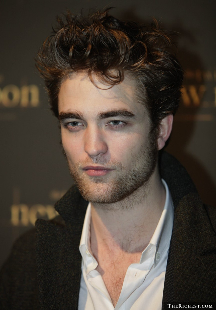 Ngôi sao điển trai của loạt phim Chạng vạng, Robert Pattinson cũng tiết lộ một sự thật rằng anh từng không gội đầu trong suốt 6 tuần chỉ vì nguyên nhân anh không quan tâm đến nó: “Nó giống như chuyện tôi không quan tâm đến việc vệ sinh căn hộ của mình. Tôi ngủ trong nhà và mái tóc của tôi chỉ là thứ treo trên đầu tôi mà thôi nên tôi chẳng buồn quan tâm nó có sạch sẽ hay không”. Thậm chí các nhân viên trong đoàn làm phim Chạng vạng phải tránh xa Pattinson vì ngửi thấy mùi khủng khiếp từ người anh chàng.