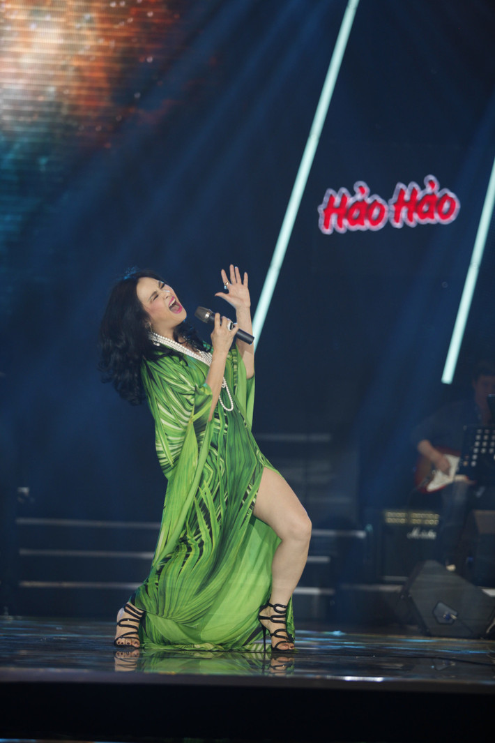 Diva Thanh Lam xuất hiện đầy sexy và phiêu hết mình với phần trình diễn của mình.