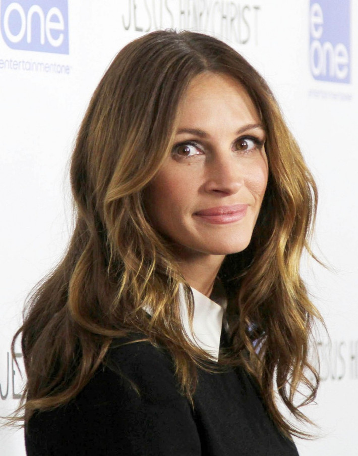 “Bông hồng nước Mỹ”, nữ diễn viên Julia Roberts khiến nhiều người choáng sau khi nghe tiết lộ từ một vệ sỹ thân cận của cô rằng Julia có thể hoạt động cả ngày và không tắm để... tiết kiệm nước. Ngoài ra thói quen không sử dụng khử mùi, hiếm khi tắm bằng vòi hoa sen hay lười biếng làm sạch nách cũng là chuyện “thường ngày ở huyện” của người đẹp.