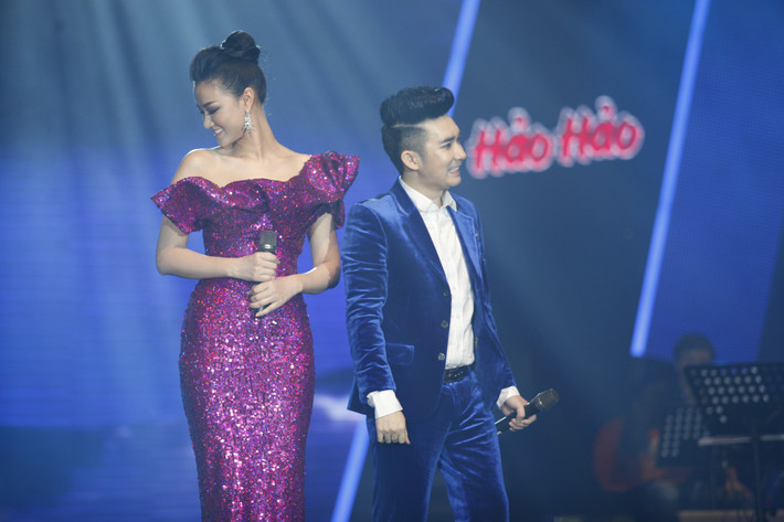 Nữ ca sĩ - diễn viên Maya e ấp bên chú ruột. Cả hai có phần kết hợp khá tình tứ với hai ca khúc "Nụ hôn cuối cùng" và "Trăm năm không quên".