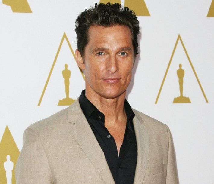 Một nam diễn viên khác cũng thuộc hàng những tài tử điển trai trong kinh đô điện ảnh Hollywood là Matthew McConaughey cũng mới thừa nhận với tờ People về thói quen không sử dụng khử mùi cơ thể. Sử dụng nước hoa là một việc các sao thường làm nếu không muốn nói là rất cần, vì vậy tiết lộ của Mattew cũng khiến nhiều người hâm mộ “té ngửa” vì sự thật phũ phàng này. Nữ diễn viên đóng chung Fool’s Gold cũng chia sẻ về Matthew rằng cô từng đề nghị anh sử dụng chất khử mùi khi cùng diễn xuất vì cô không thể chịu được mùi cơ thể của anh.