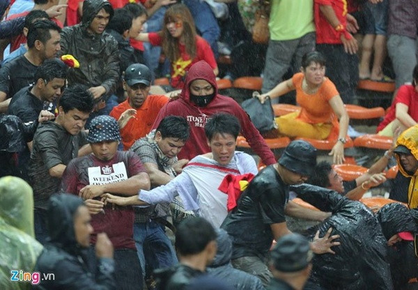 Những hình ảnh cho thấy sự náo loạn trên khán đài sân Shah Alam. Các CĐV Malaysia tỏ ra rất hung hãn trong khi số lượng CĐV Việt Nam có mặt tại sân chỉ khoảng 2.000 người.