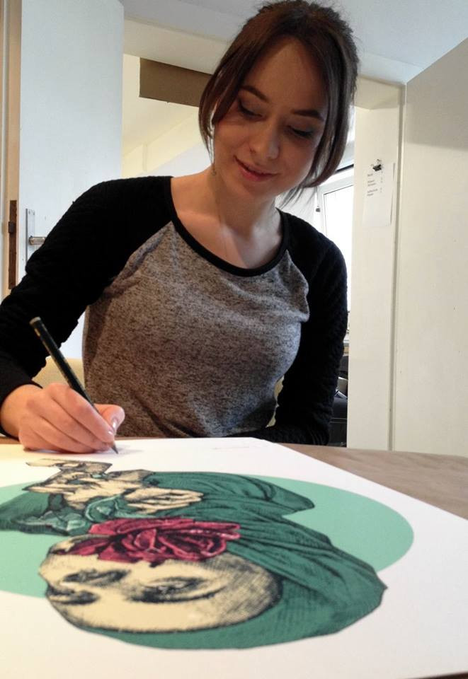 Natalia Rak từng theo học khoa Mỹ thuật trường Đại học Lodz, Ba Lan. Với biệt tài hội họa và ngoại hình xinh đẹp, cô là hot girl tài năng khá nổi tiếng tại Ba Lan.