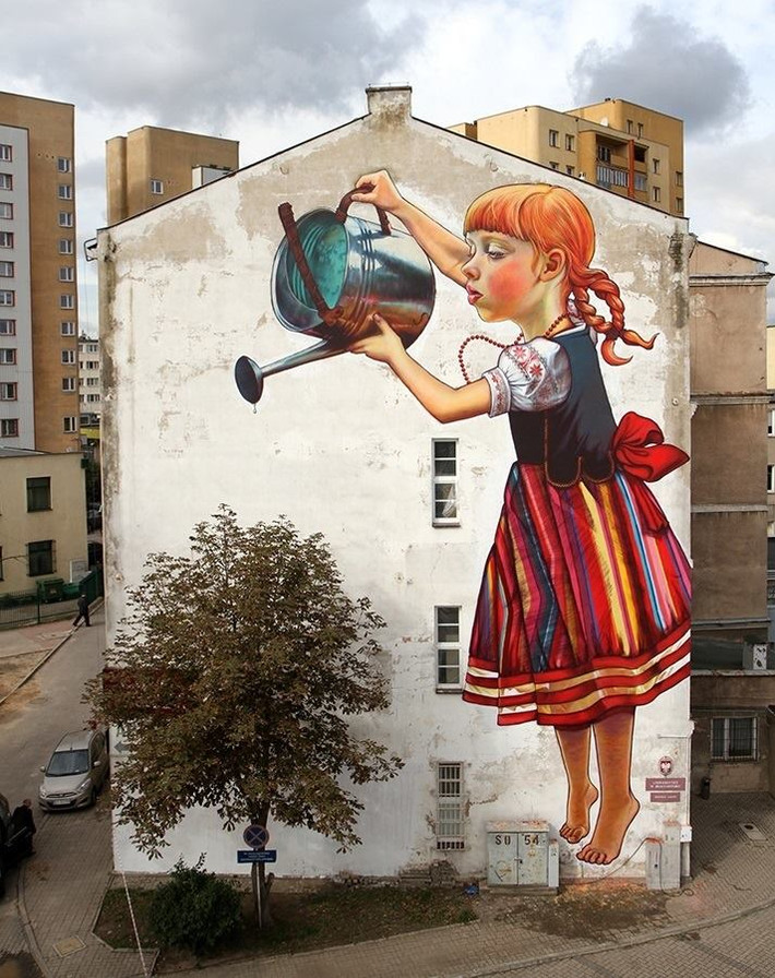 Không chỉ độc đáo, ấn tượng, những bức tranh tường của Natalia Rak còn rất sâu sắc khi thường mang chủ đề về các vấn đề xã hội.