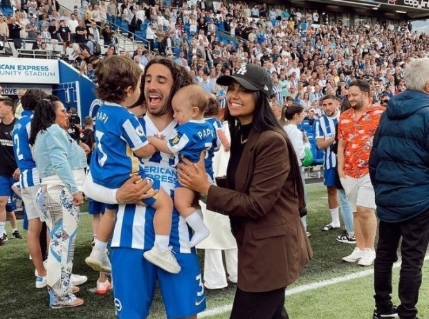Cucurella và Claudia sớm đón bé trai đầu lòng một năm sau đó, và đặt tên là Mateo. Hai năm sau, cậu con trai thứ hai tên Rio chào đời. Trong trận đấu cuối cùng cho Brighton trên sân nhà mùa trước, hậu vệ 24 tuổi xuất hiện hạnh phúc bên tổ ấm nhỏ của mình.