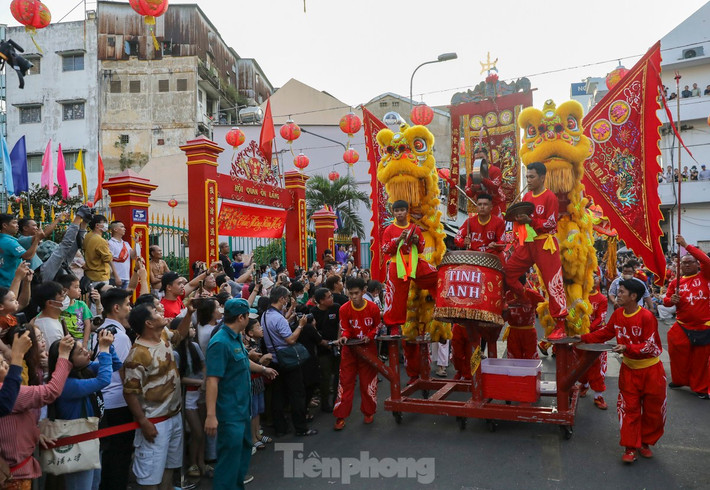 Một số người dân tham dự cho biết họ rất quan tâm đến ngày Tết Nguyên tiêu bởi lễ hội này mang ý nghĩa đón mừng đêm trăng tròn đầu tiên trong năm để cầu mong mưa thuận gió hòa, quốc thái dân an.