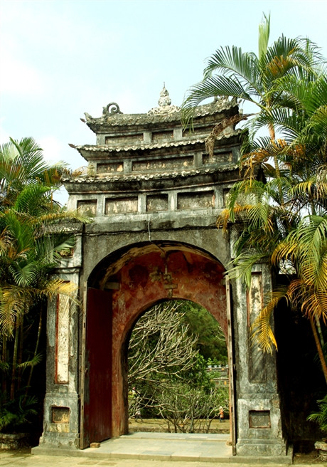 Hoằng Trạch môn. Qua cửa này với mười bảy bậc đá Thanh xuống thì đến ba cái cầu xây song song nối Phụng Thần sơn với Tam Tài sơn.