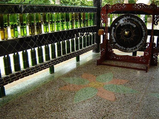 Ngay cả các bức tranh khảm quanh ngôi chùa, lấy chủ đề Phật giáo cũng được làm từ nắp chai. Theo những nhà thiết kế ngôi chùa, ngoài việc tái sử dụng vật liệu khó tiêu thụ, thân thiện với thiên nhiên, các vỏ chai này không bị mờ nhanh, giữ được màu sắc tươi tắn lâu ngày và cũng rất dễ cọ rửa.