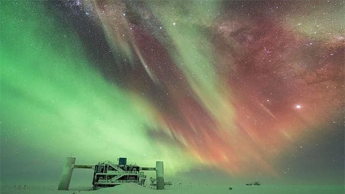 Bức ảnh được chụp tại Đài quan sát IceCube Neutrino ở Nam Cực của nhiếp ảnh gia Benjamin Eberhardt.